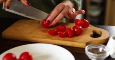 Adım adım İtalyan yemeği pişiren makarna pişiren kadın, evde domates kesen domates, popüler virüs tarifi FetaPasta.