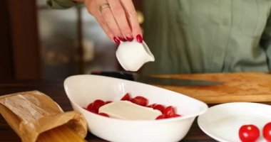 Adım adım İtalyan yemeği pişiren makarna peyniri, evde domates, zeytinyağı, popüler virüs tarifi FetaPasta.