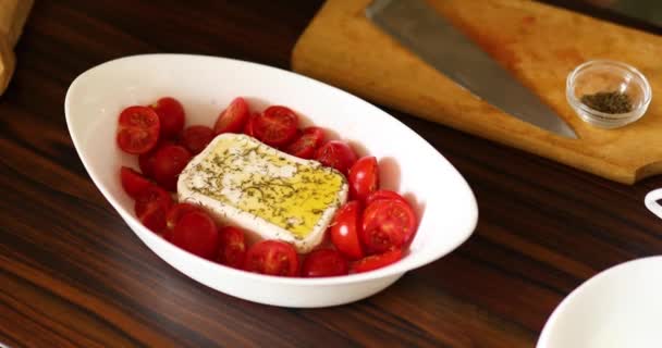 Schritt Für Schritt Frau Kochen Italienisches Gericht Gebackenen Feta Käse — Stockvideo