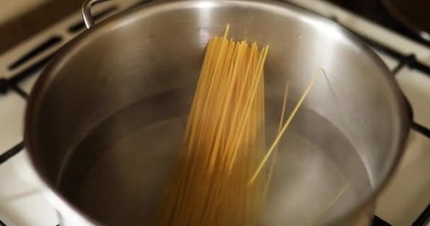 Spaghetti Gotowane Wrzącej Wodzie Kuchence Gazowej Domu Proces Gotowania Domowej — Wideo stockowe