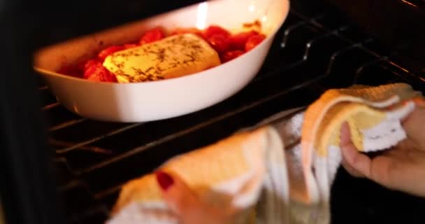 Stap Voor Stap Vrouw Koken Italiaanse Schotel Gebakken Feta Kaas — Stockvideo