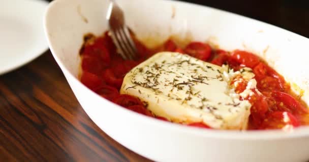 Шаг Шагом Женщина Готовит Итальянское Блюдо Запеченный Сыр Фета Макаронами — стоковое видео