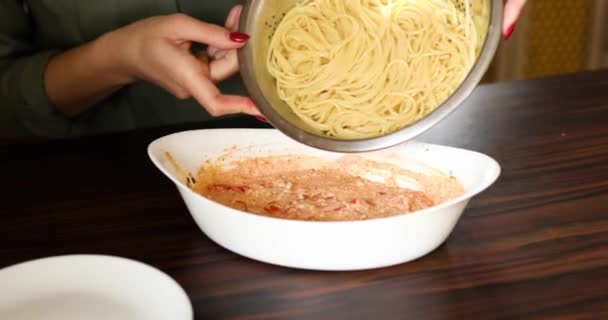 Passo Passo Mulher Cozinhar Prato Italiano Assado Queijo Feta Com — Vídeo de Stock