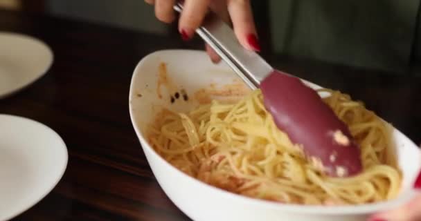 Stap Voor Stap Vrouw Koken Italiaanse Schotel Gebakken Feta Kaas — Stockvideo