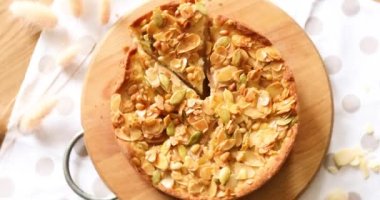 Elmalı ya da armutlu turta, ahşap masada karamelli fındıklı tart..