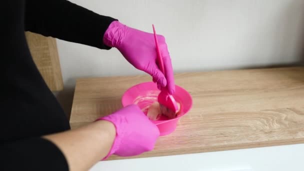 Slow Motion Close Hairdresser Woman Pink Latex Gloves Hand Holding — Stock Video