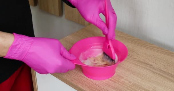 Zbliżenie Kobiety Fryzjera Różowych Rękawiczkach Lateksowych Trzymając Miskę Mieszanym Farbą — Wideo stockowe