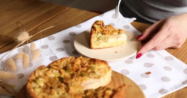 Hands Unrecognizable Woman Eat Piece Apple Pear Pie Caramel Nuts — Vídeos de Stock
