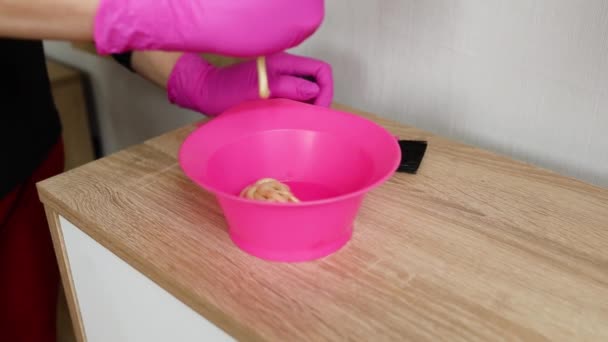 Slow Motion Unrecognizable Female Wpman Pink Glove Squeezing Pigment Bowl — Vídeos de Stock