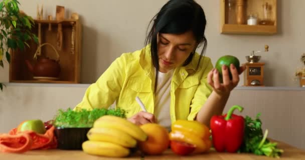 Kadın Planlaması Yemek Planlayıcısı Üzerine Haftalık Yemekler Yazması Evdeki Mutfağında — Stok video