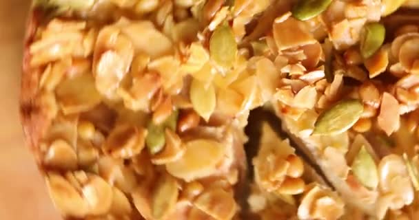 Apfel Oder Birnenkuchen Torte Mit Karamellnüssen Auf Holztisch — Stockvideo