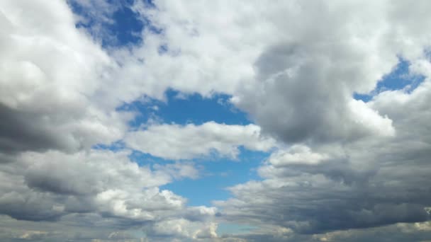 Vita Moln Flyga Över Klarblå Himmel Cloud Time Lapse Natur — Stockvideo