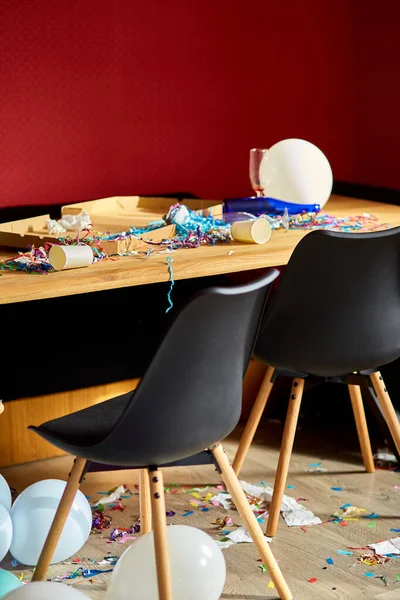 Stökigt Träbord Med Pizzalåda Tomma Blå Flaskor Vinglas Och Festdekorationer — Stockfoto