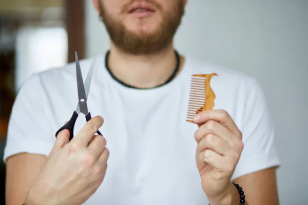 パンのある男性の美容師は はさみと櫛を手に持っています 理髪店 彼の手の中にトレンディーな理髪師の男シェービングツールの肖像画 コピースペース — ストック写真