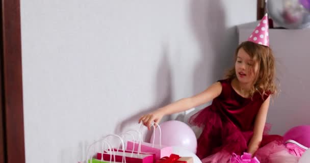 Маленькая Девочка Открывала Подарки Свой День Рождения Любопытный Ребенок Заглянул — стоковое видео