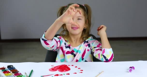 Маленькая Девочка Рисуя Дома Сделать Сердце Рук Окрашены Красочные Акварели — стоковое видео
