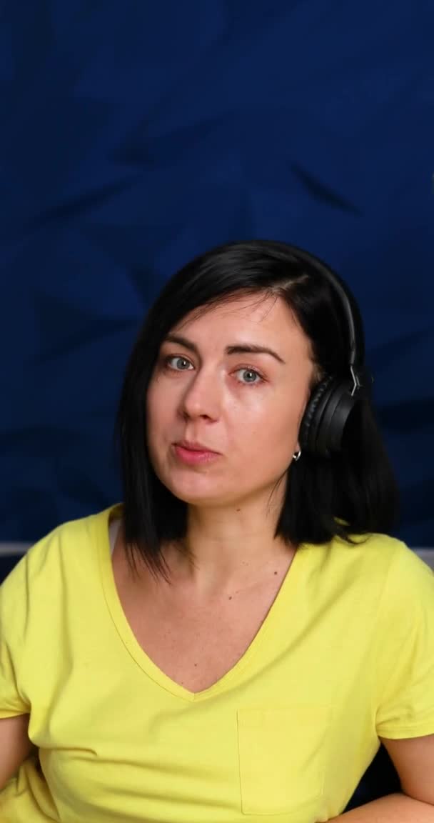 Vertical Selfie Video Mujer Con Auriculares Hablando Cámara Suscriptores Comienzan — Vídeo de stock