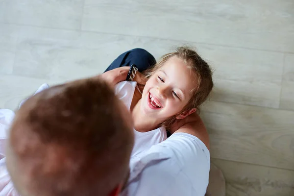 Otec Dcera Bílém Tráví Čas Doma Pohledný Muž Hraje Svou — Stock fotografie