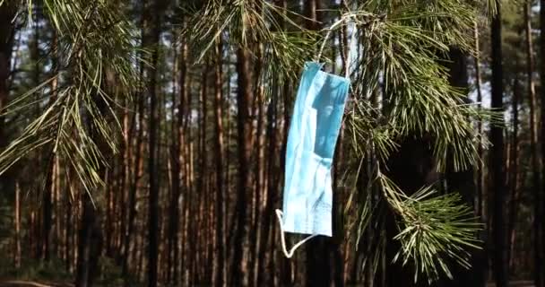 Gebruikt Medisch Masker Beweegt Wind Brunch Van Dennenboom Zonneschijn Lentedag — Stockvideo