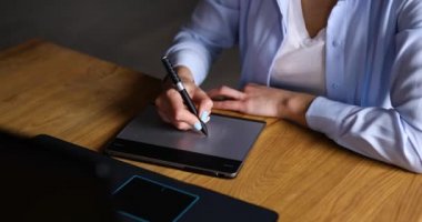 Çizer elleri tablet bilgisayarın üzerine scisching, stylus kullanarak, yaratıcı kadın grafik tasarım tablo üzerinde çizim, evde yaratıcı proje üzerinde çalışma, modern sanat ve teknoloji kavramı.