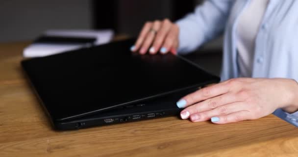 手ノートパソコンで開き コンピュータのキーボードを入力し始め 認識できないビジネスマンの女性 閉じる サイドビュー 自宅やオフィスでノートブック上で作業フリーランス — ストック動画