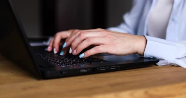 Empresaria Irreconocible Manos Femeninas Utilizando Teclear Teclado Portátil Portátil Trabajando — Vídeo de stock