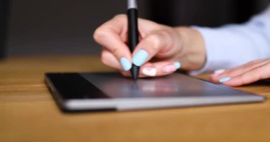 Çizer elleri tablet bilgisayarın üzerine scisching, stylus kullanarak, yaratıcı kadın grafik tasarım tablo üzerinde çizim, evde yaratıcı proje üzerinde çalışma, modern sanat ve teknoloji kavramı.