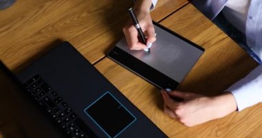 Çizer elleri tablet bilgisayarın üzerine scisching, stylus kullanarak, yaratıcı kadın grafik tasarım tablo üzerinde çizim, evde yaratıcı proje üzerinde çalışma, modern sanat ve teknoloji kavramı.