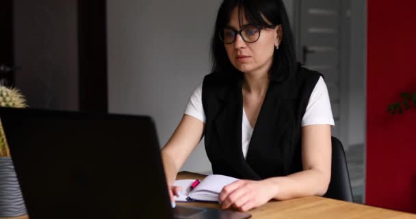 Agente Bienes Raíces Mujer Lugar Trabajo Con Ordenador Portátil Dando — Vídeo de stock