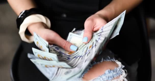 Zbliżenie Anonimowej Kobiety Trzymającej Się Ręce Liczącej Nowe Banknoty Studolarowe — Wideo stockowe