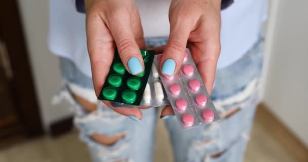 Anonieme Vrouw Met Blisterverpakking Van Pillen Handen Close Van Medicament — Stockvideo