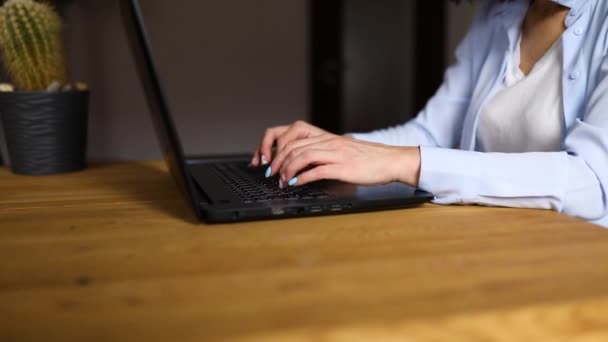 Movimento Lento Mãos Femininas Empresárias Irreconhecíveis Usando Digitação Teclado Notebook — Vídeo de Stock