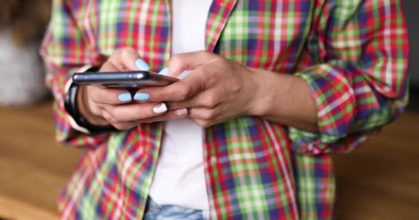 Close Anonieme Vrouw Handen Smartphone Het Typen Van Sms Bericht — Stockvideo