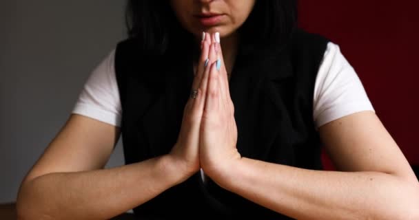 Γυναίκα Προσεύχεται Ελπίδα Κρατώντας Χέρια Ενωμένα Κυρία Προσεύχεται Στο Θεό — Αρχείο Βίντεο
