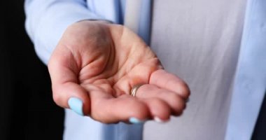 İsimsiz bir kadın almadan önce ilaç şişesinden avucunun içine beyaz haplar döker. İlaç dozunu, hastalığın tedavisini, sağlık hizmetlerini kapatır..