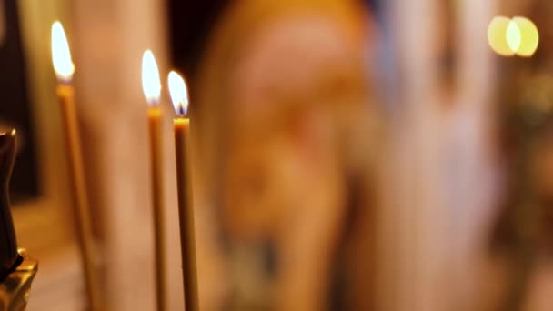 Vue sur les nombreuses bougies ortodox de l'église brûlant dans le temple — Video