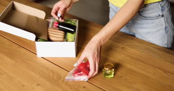 Женщина Открывает Коробку Едой Доставляет Свежие Ингредиенты Компанию Занимающуюся Доставкой — стоковое видео