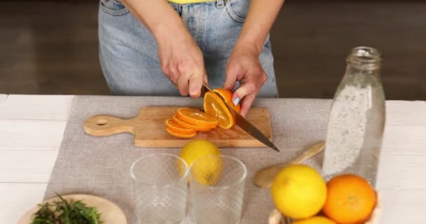 Mujer Naranja Cortada Mano Mujer Preparando Haciendo Cítricos Romero Limonada — Vídeos de Stock