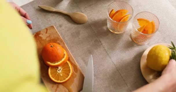Vrouwelijke Hand Gesneden Oranje Vrouw Bereiden Maken Citrus Rozemarijn Verse — Stockvideo