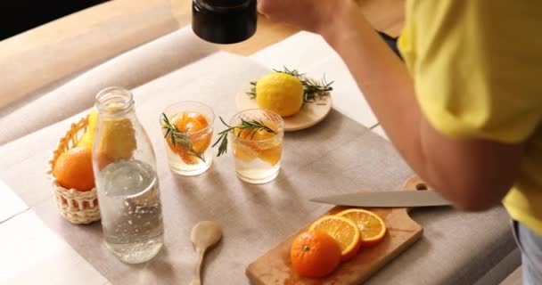 Фотограф Їжі Жінки Фотографує Камеру Свіжого Літнього Цитрусового Лимонадного Напою — стокове відео