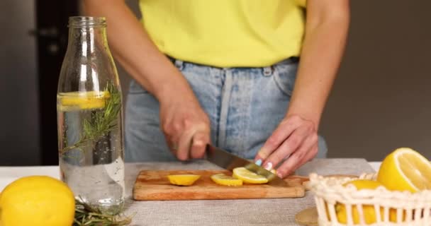 Hembra Limón Cortado Mano Mujer Preparando Haciendo Desintoxicar Agua Sana — Vídeos de Stock