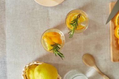 Deniz aygırı ve biberiye taze limonata. Evdeki beyaz bir masada, yaz içeceği, sağlıklı su detoksu..