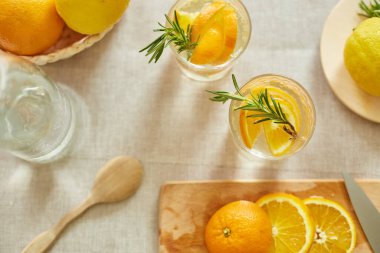 Deniz aygırı ve biberiye taze limonata. Evdeki beyaz bir masada, yaz içeceği, sağlıklı su detoksu..