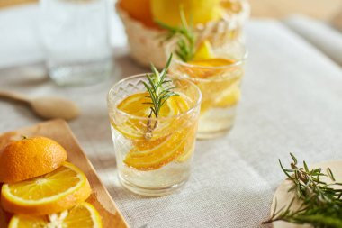 Deniz aygırı ve biberiye taze limonata. Evdeki beyaz bir masada, yaz içeceği, sağlıklı su detoksu..