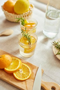 Deniz aygırı ve biberiye taze limonata. Evdeki beyaz bir masada, yaz içeceği, sağlıklı su detoksu..