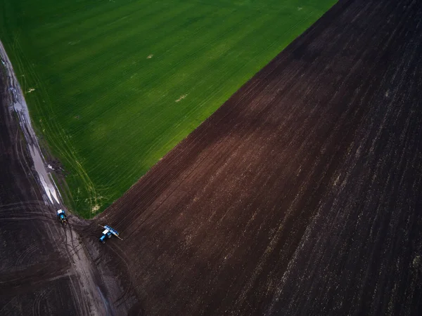 乾燥した農地を耕す近代的な緑のトラクターの空中ビュー ドローンビデオのための土地を準備 — ストック写真