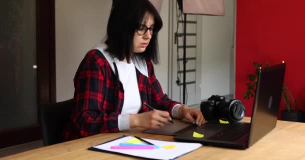 Kreativní Fotografka Pomocí Grafického Kreslicího Tabletu Pera Stylus Pracuje Stolem — Stock video