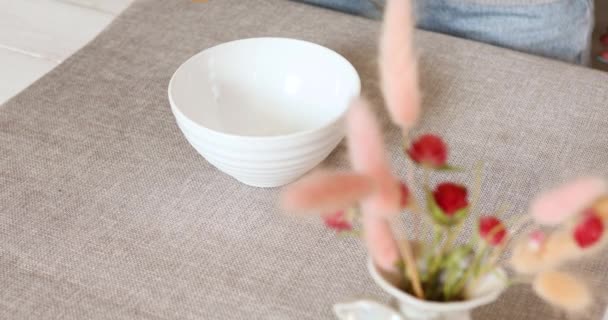 식사를 준비하는 손으로 시리얼 그라놀라를 그릇에 견과류 건포도를 오트밀 라이프 — 비디오