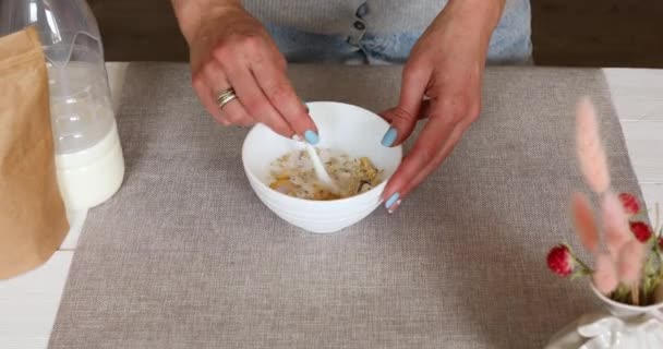 Vrouw Bereiden Gezond Ontbijt Thuis Vrouwelijke Hand Roeren Met Een — Stockvideo