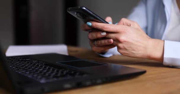 Anonymous Businesswoman Holding Hands Smartphone Δακτυλογράφηση Γραπτού Μηνύματος Μέσω Κινητού — Αρχείο Βίντεο